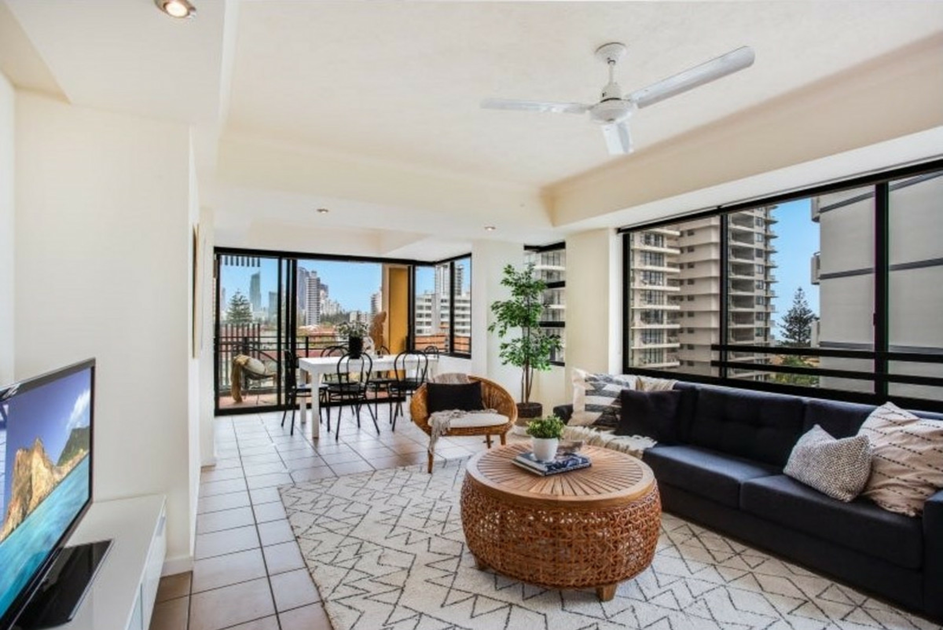 11/10 Albert Avenue, BROADBEACH