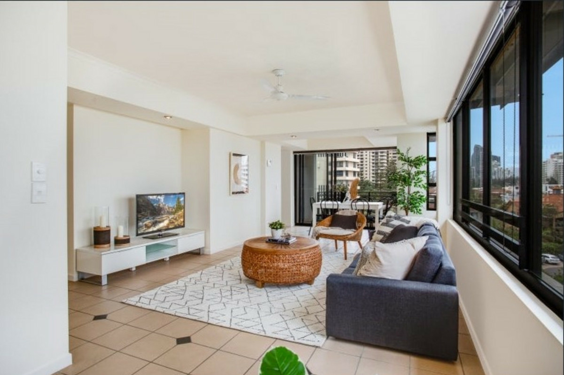 11/10 Albert Avenue, BROADBEACH