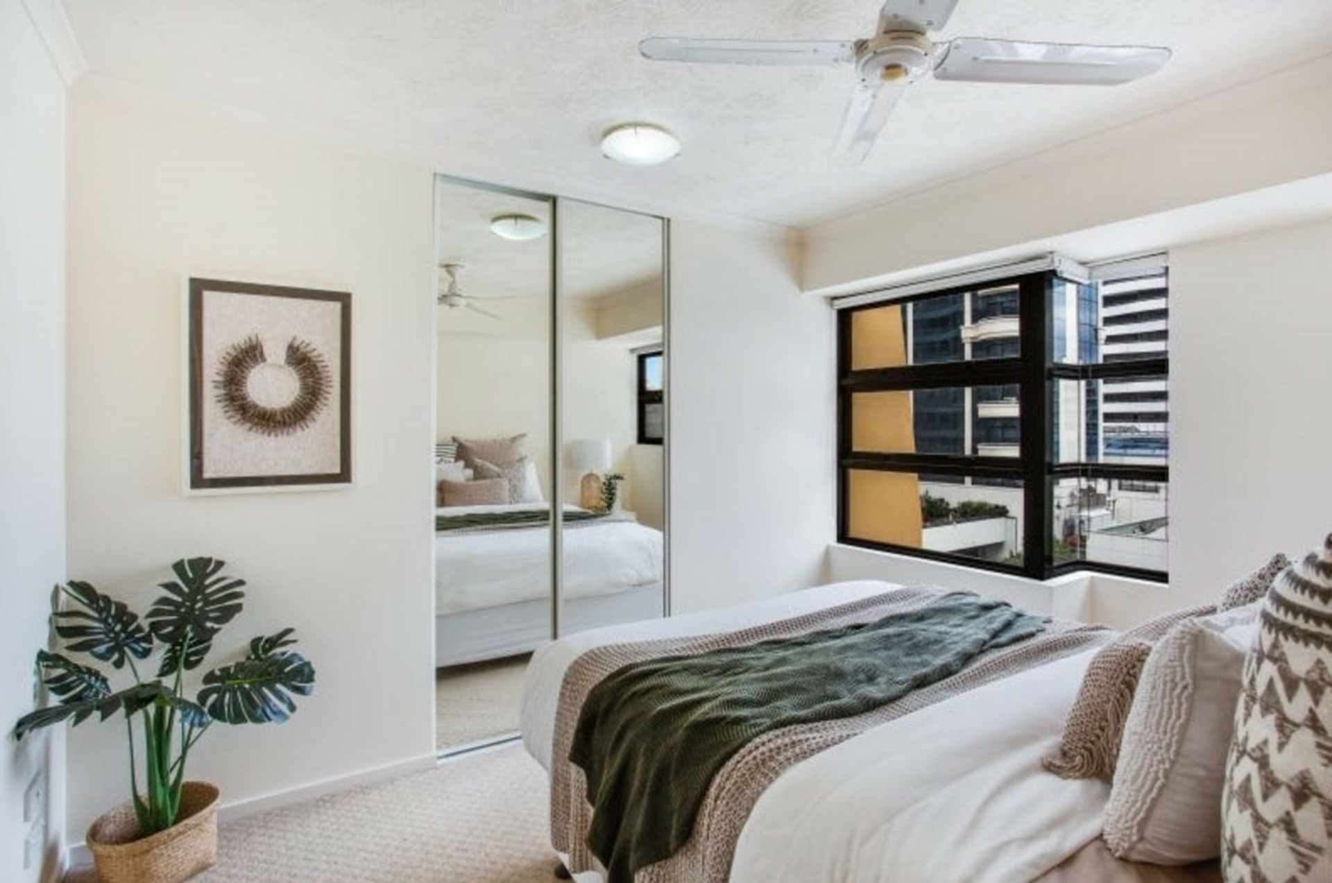 11/10 Albert Avenue, BROADBEACH