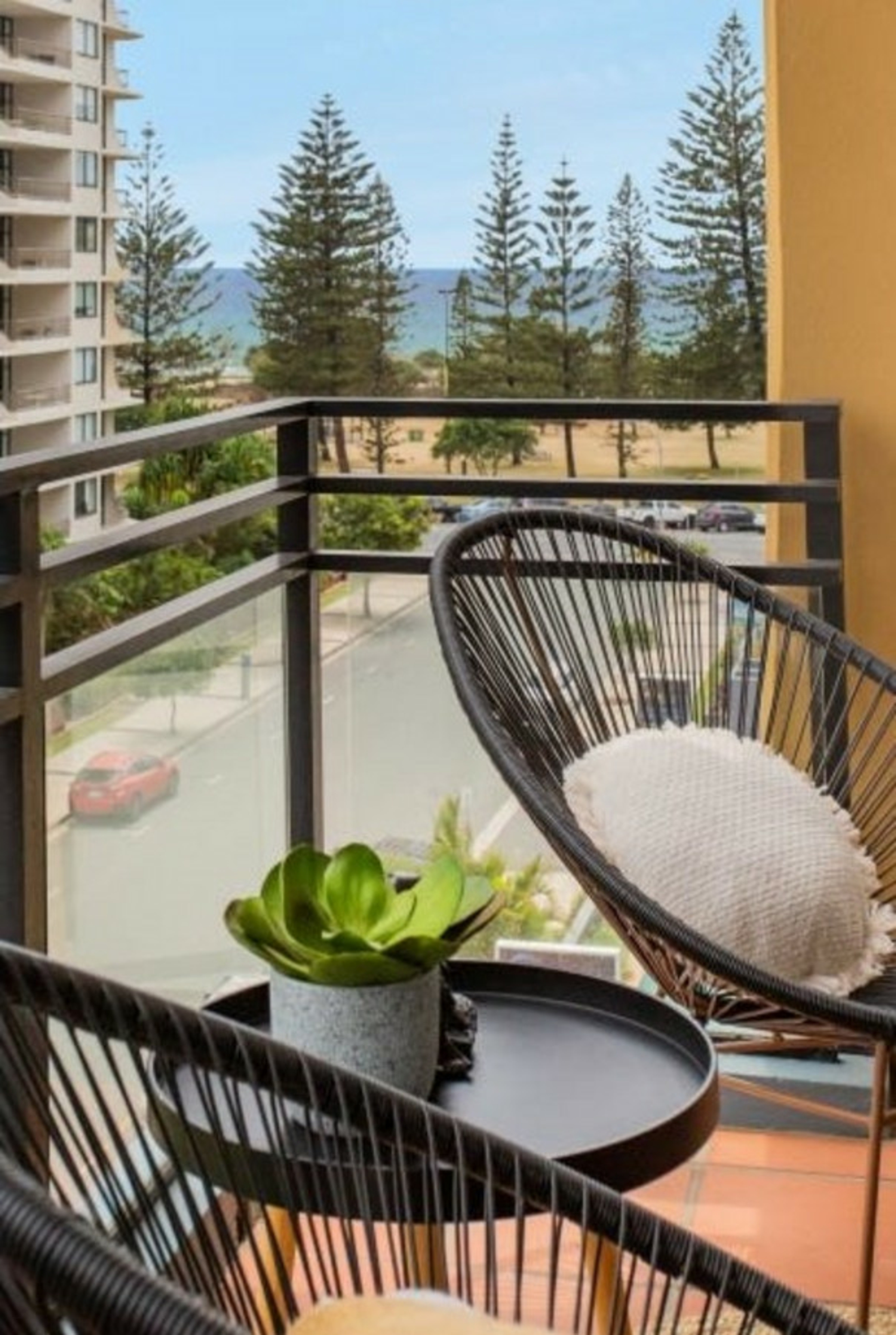 11/10 Albert Avenue, BROADBEACH