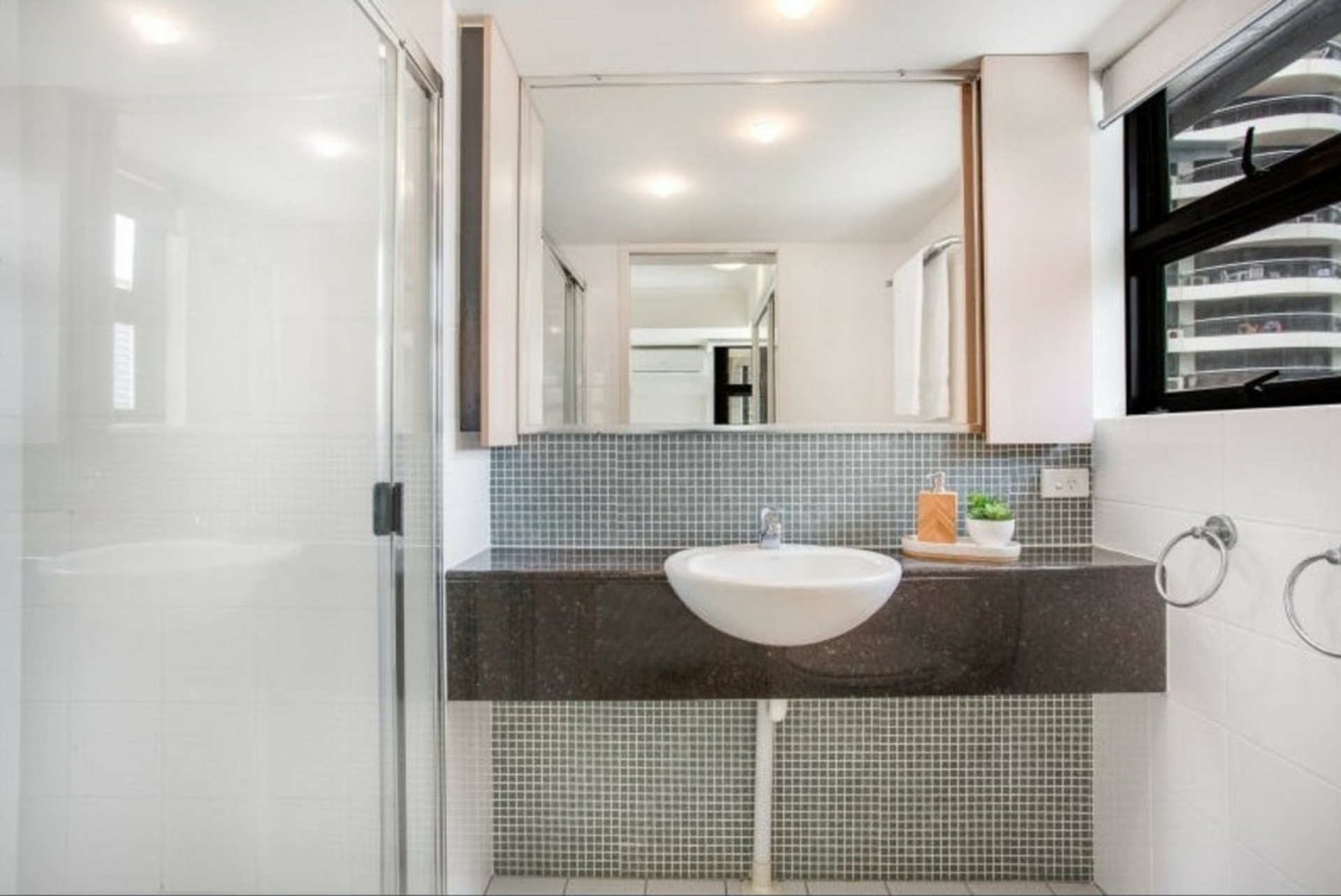 11/10 Albert Avenue, BROADBEACH