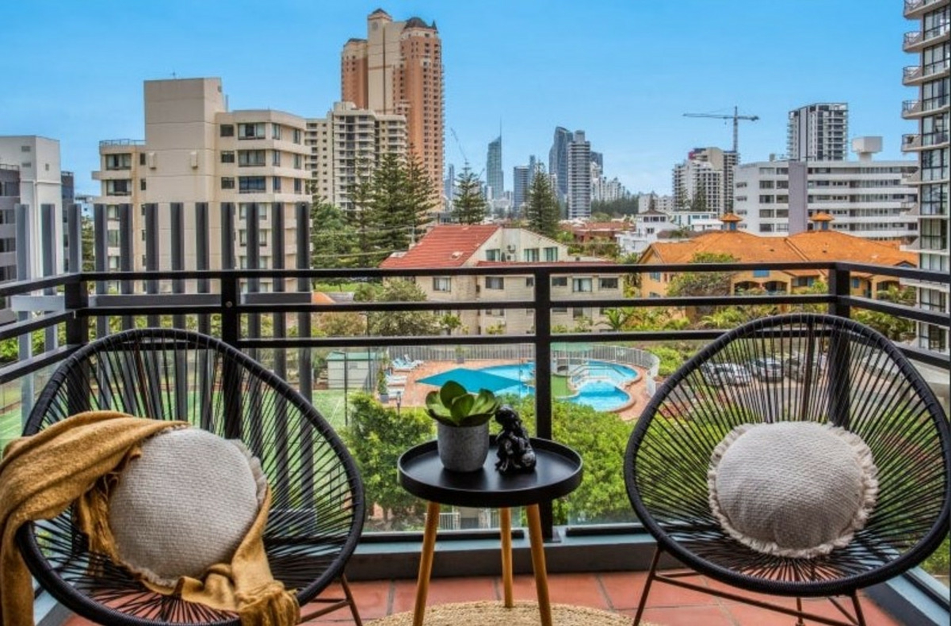 11/10 Albert Avenue, BROADBEACH