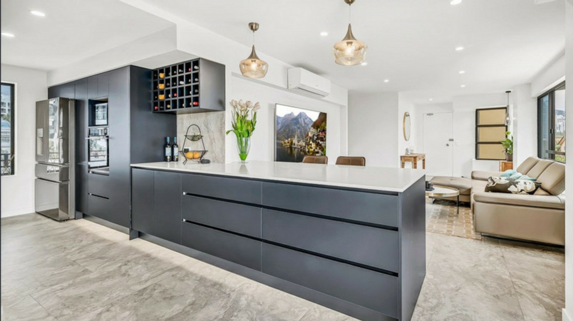 8/10 Albert Avenue, BROADBEACH