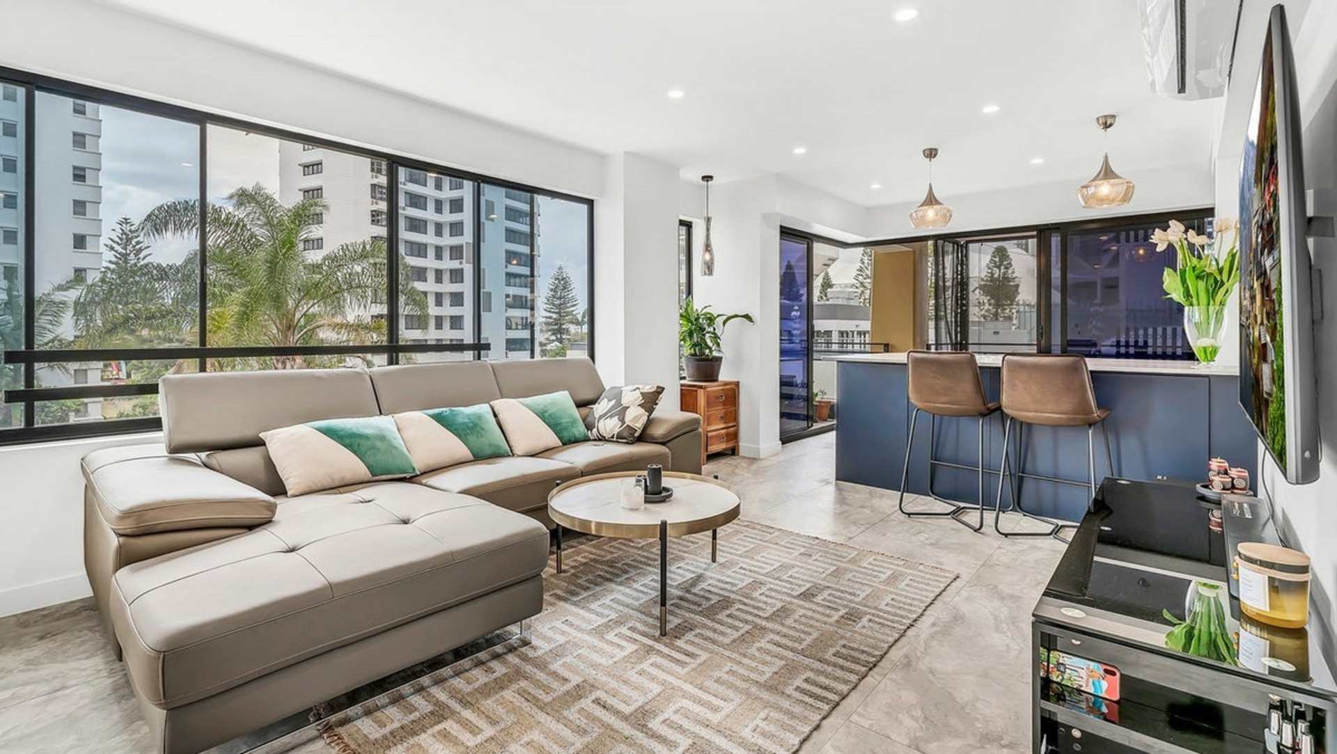 8/10 Albert Avenue, BROADBEACH
