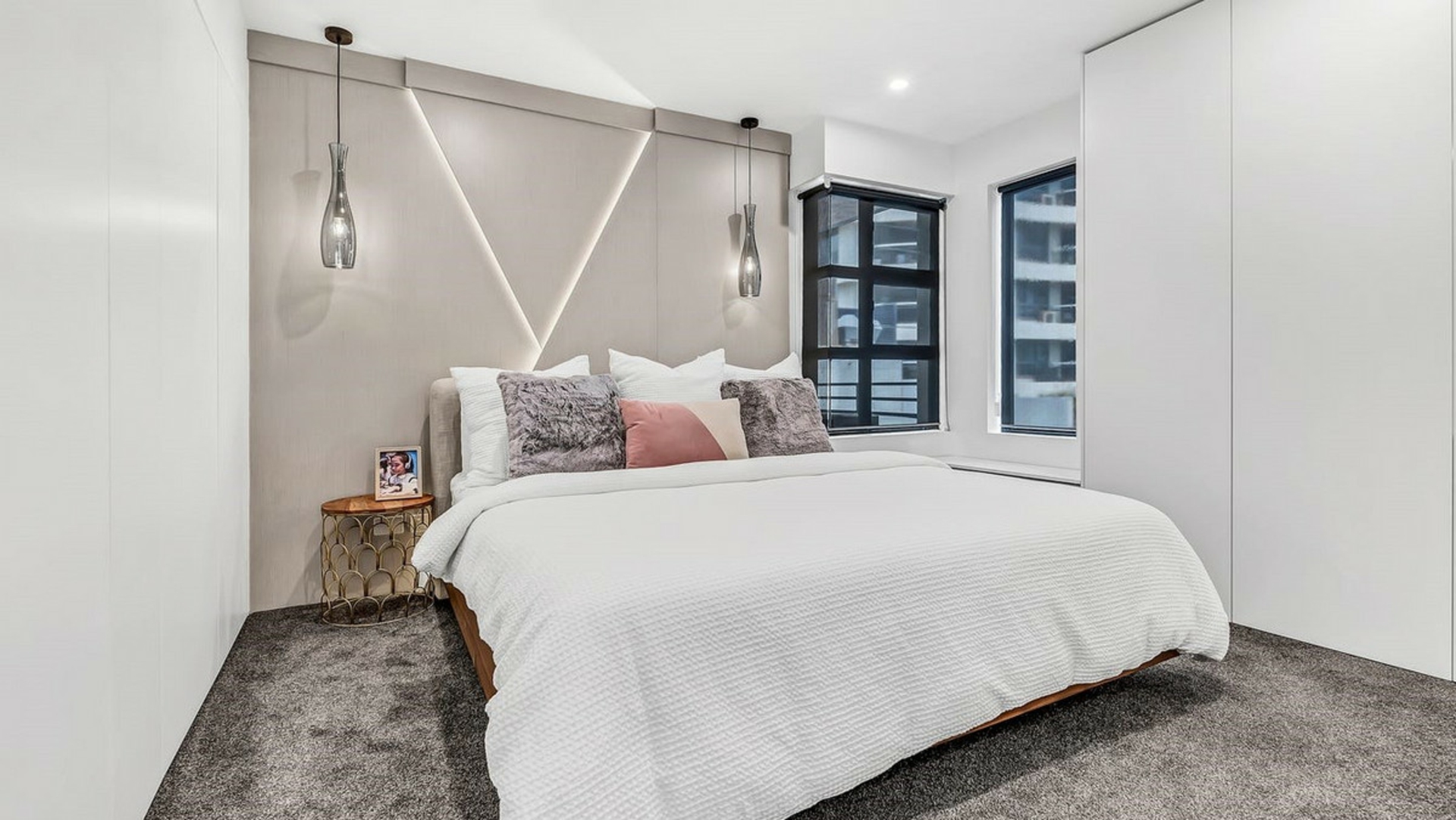 8/10 Albert Avenue, BROADBEACH