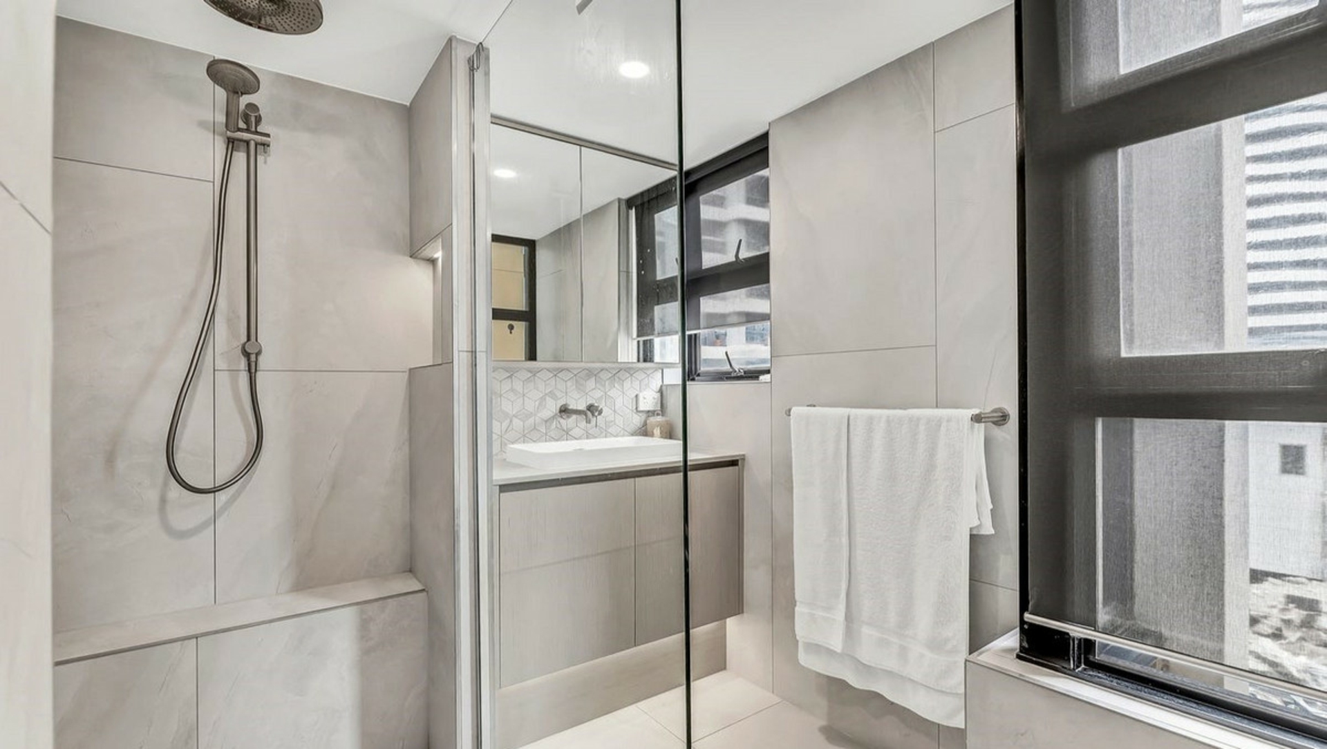 8/10 Albert Avenue, BROADBEACH