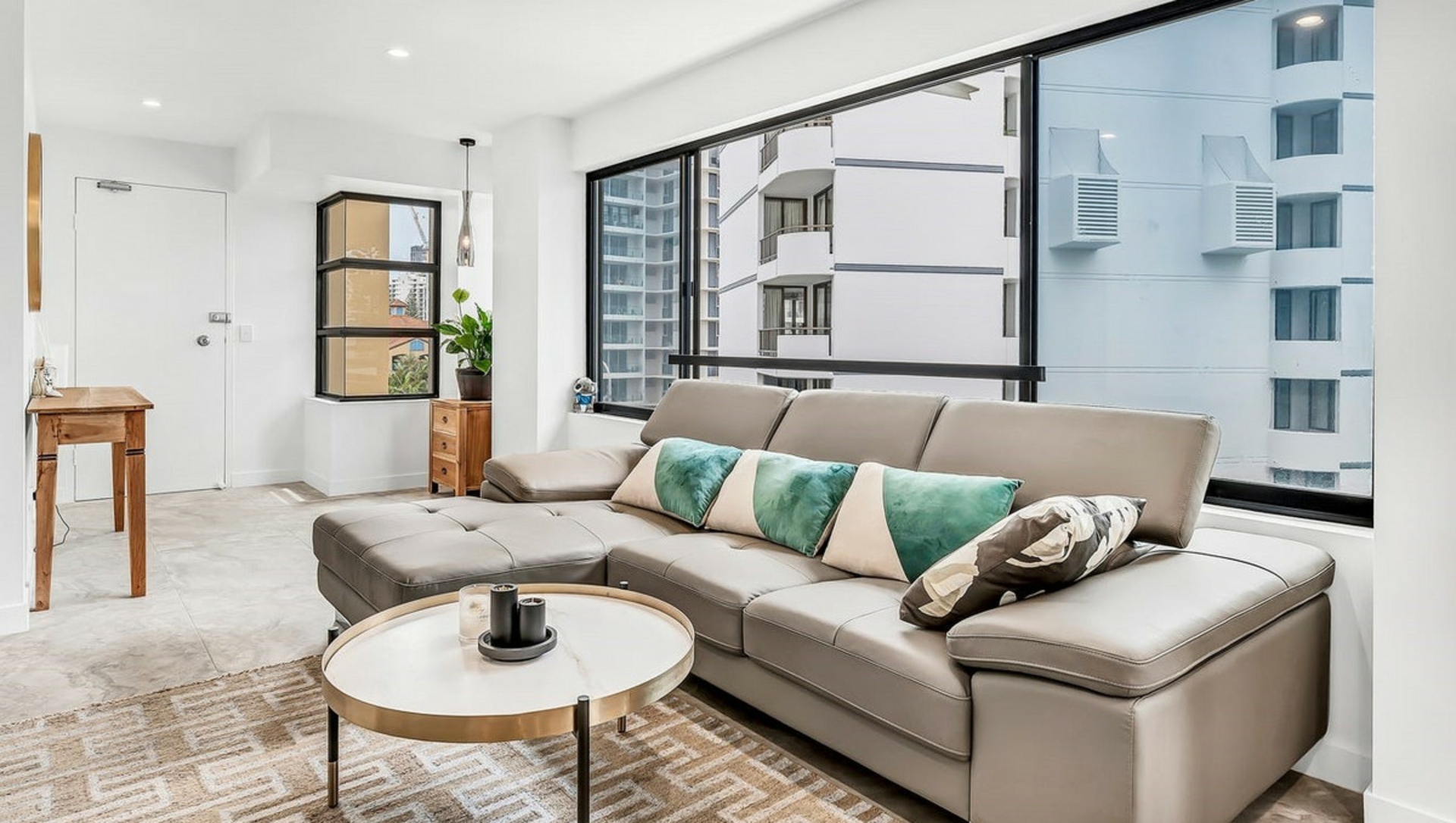 8/10 Albert Avenue, BROADBEACH