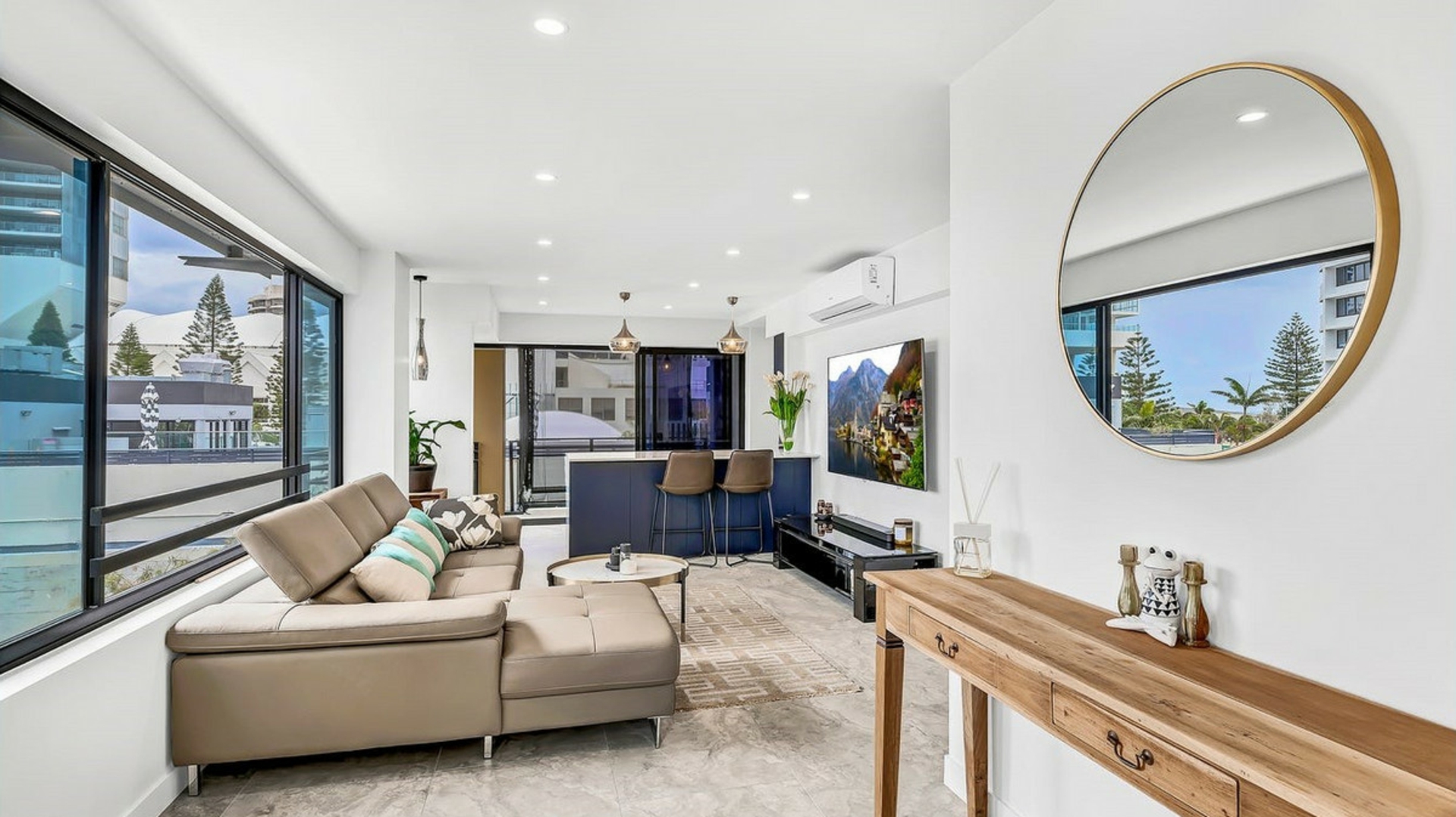 8/10 Albert Avenue, BROADBEACH
