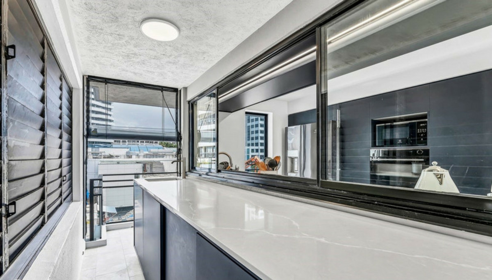 8/10 Albert Avenue, BROADBEACH