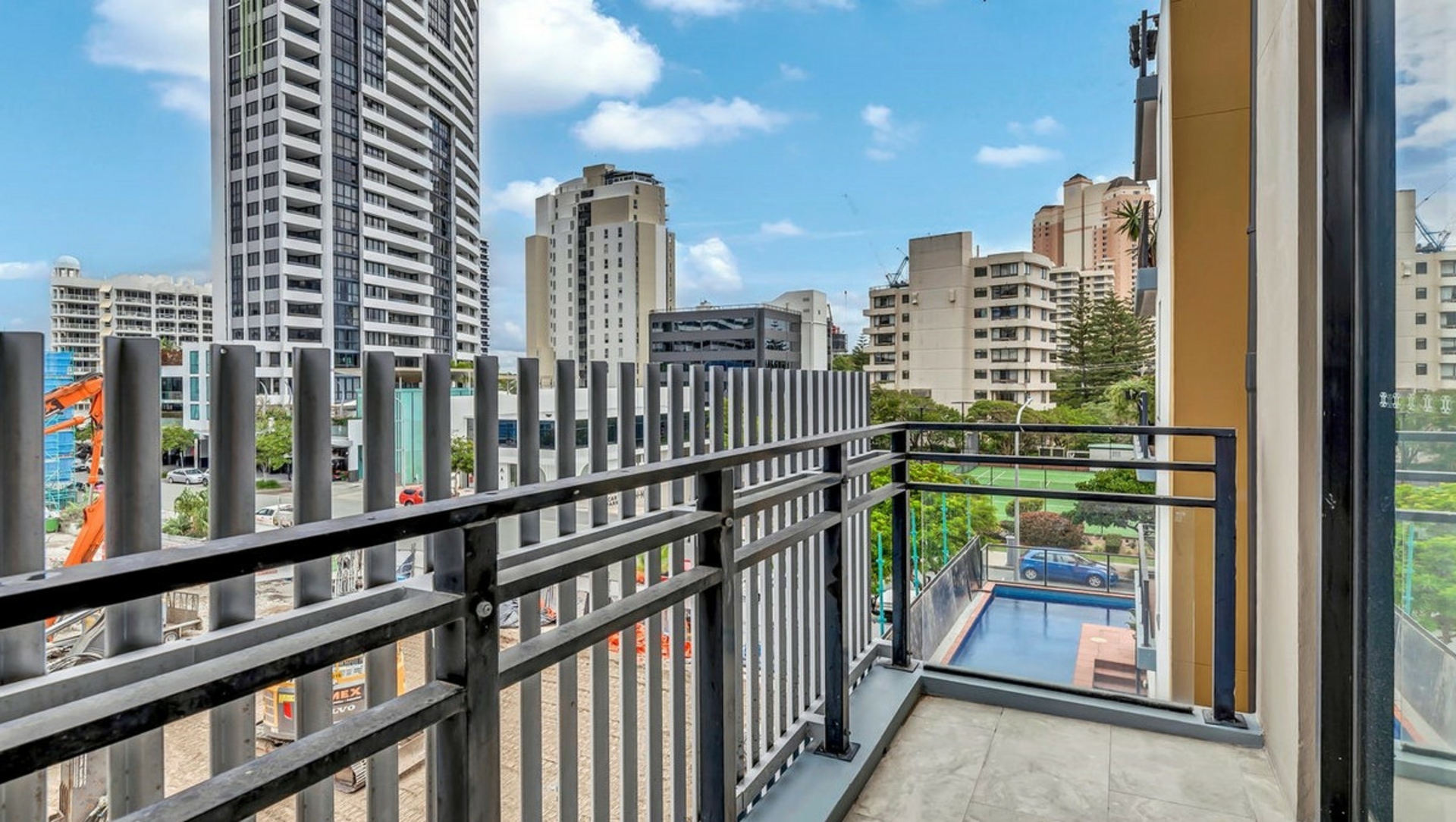 8/10 Albert Avenue, BROADBEACH