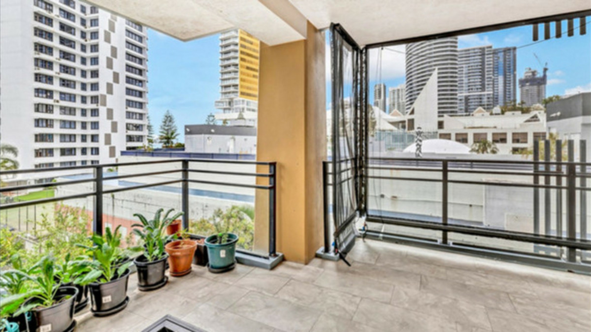 8/10 Albert Avenue, BROADBEACH