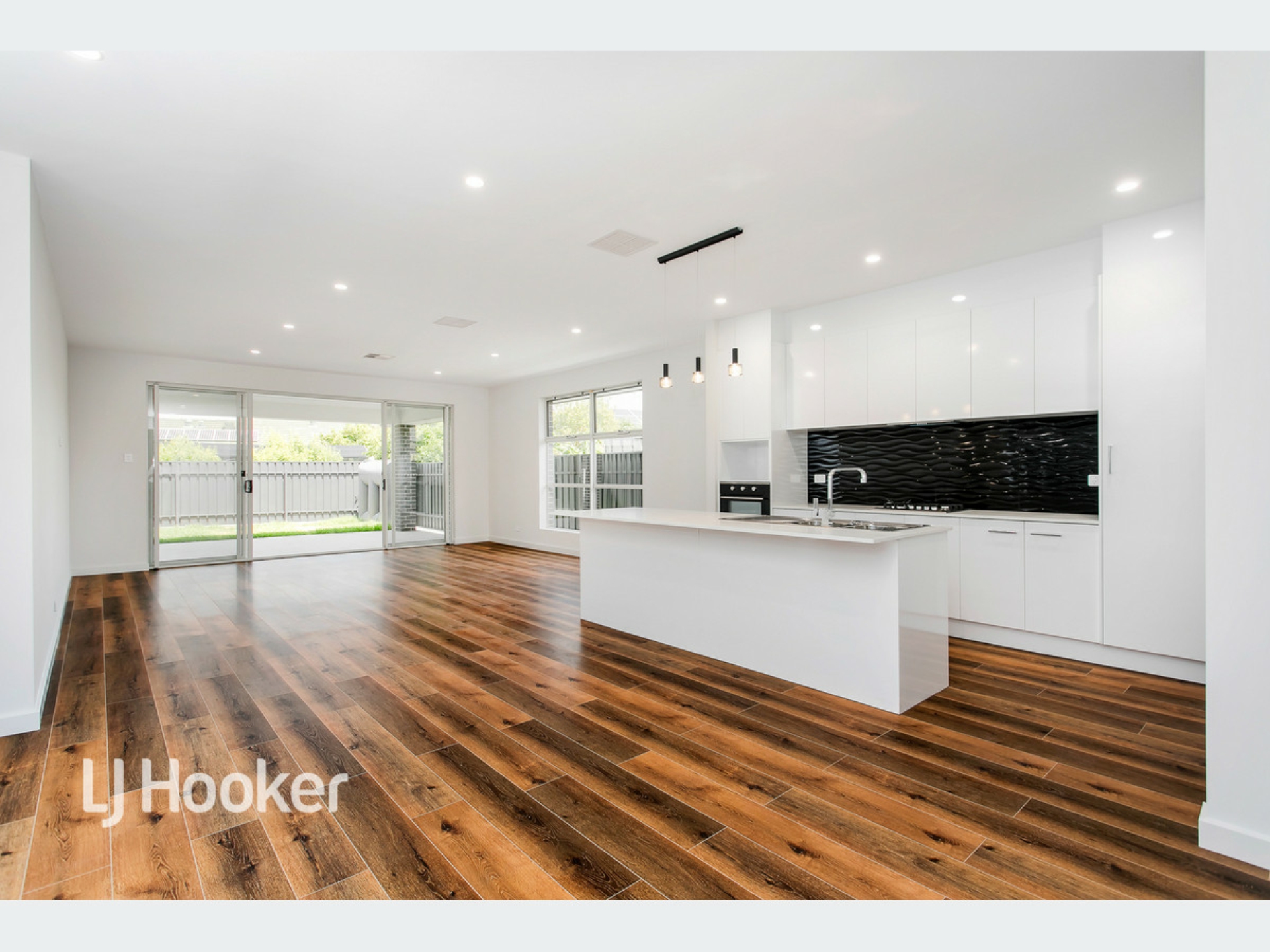 15A Lucerne Grove, FINDON