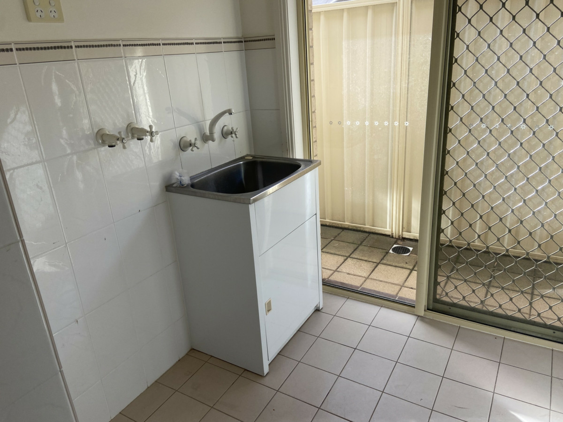 16 Carnarvon Parade, WEST CROYDON