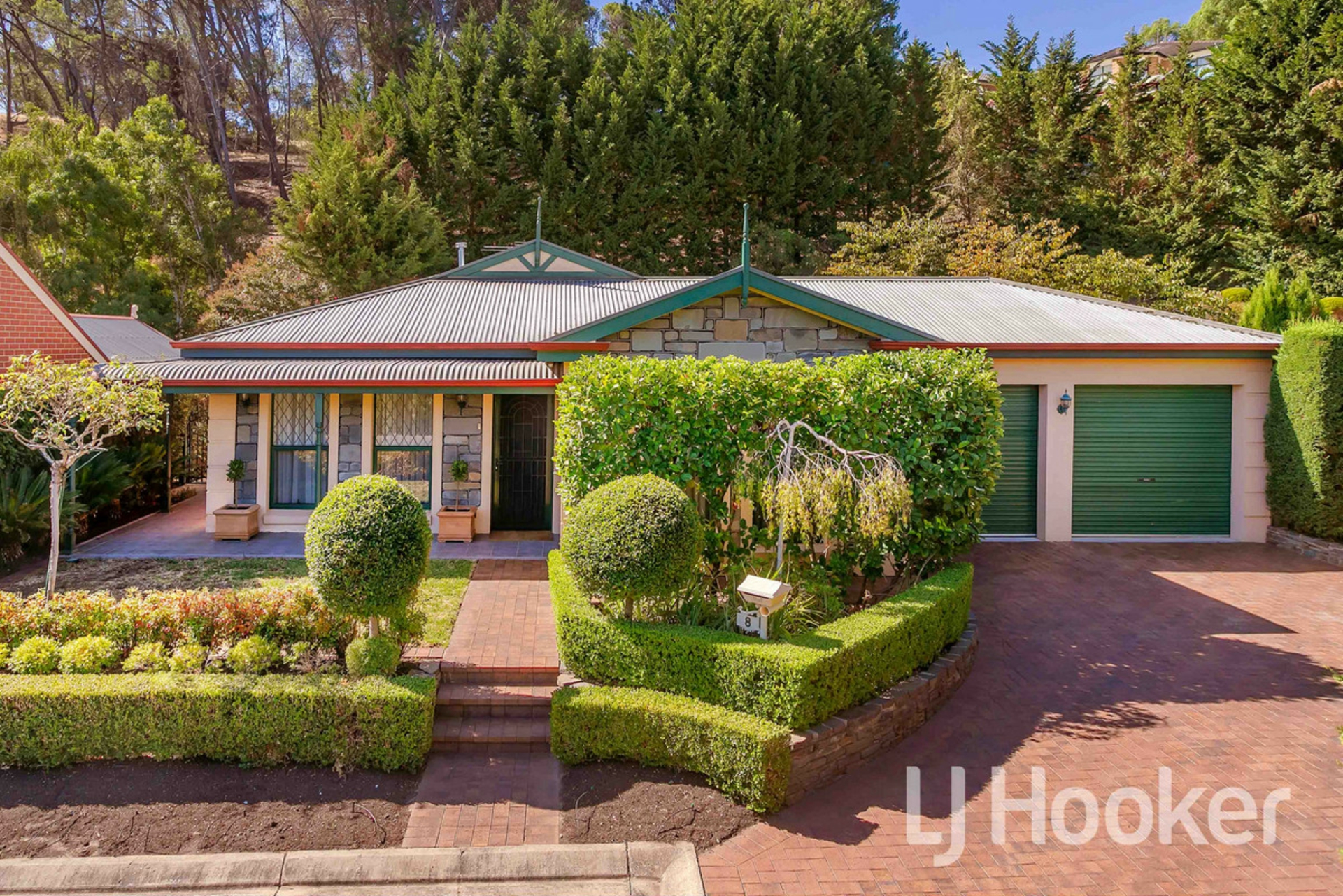 8 Woodland Court, HIGHBURY