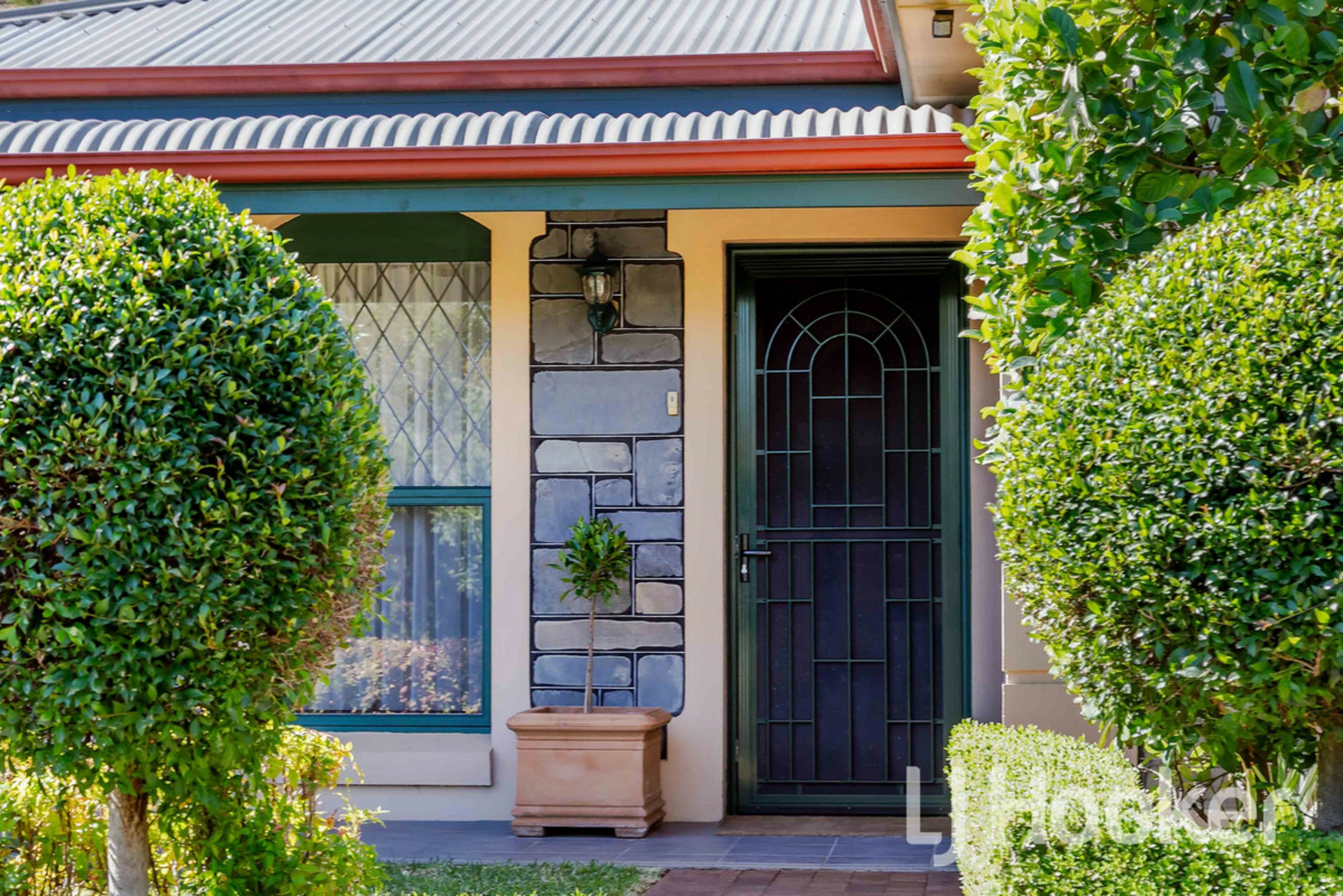 8 Woodland Court, HIGHBURY
