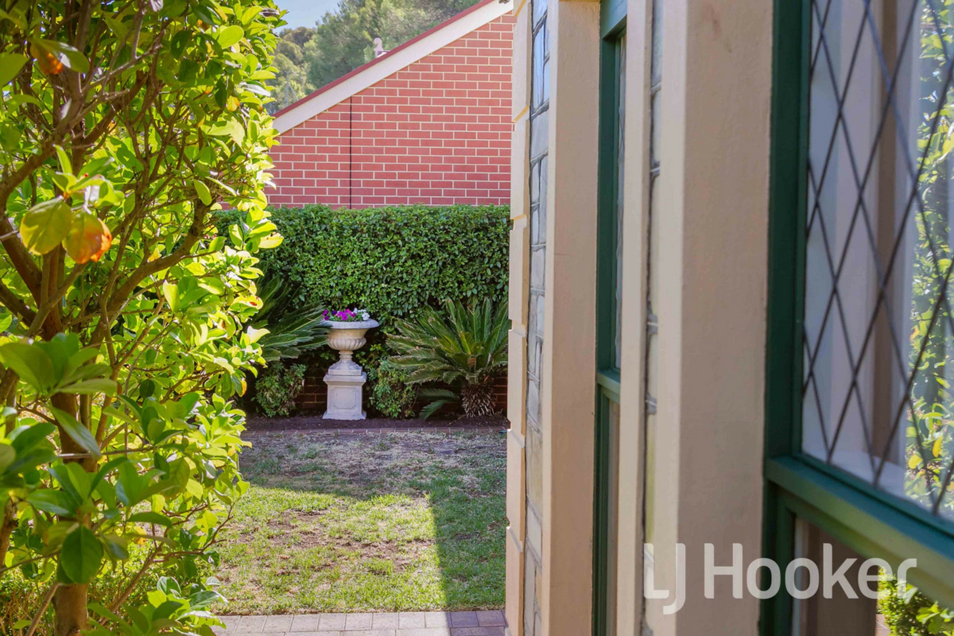 8 Woodland Court, HIGHBURY