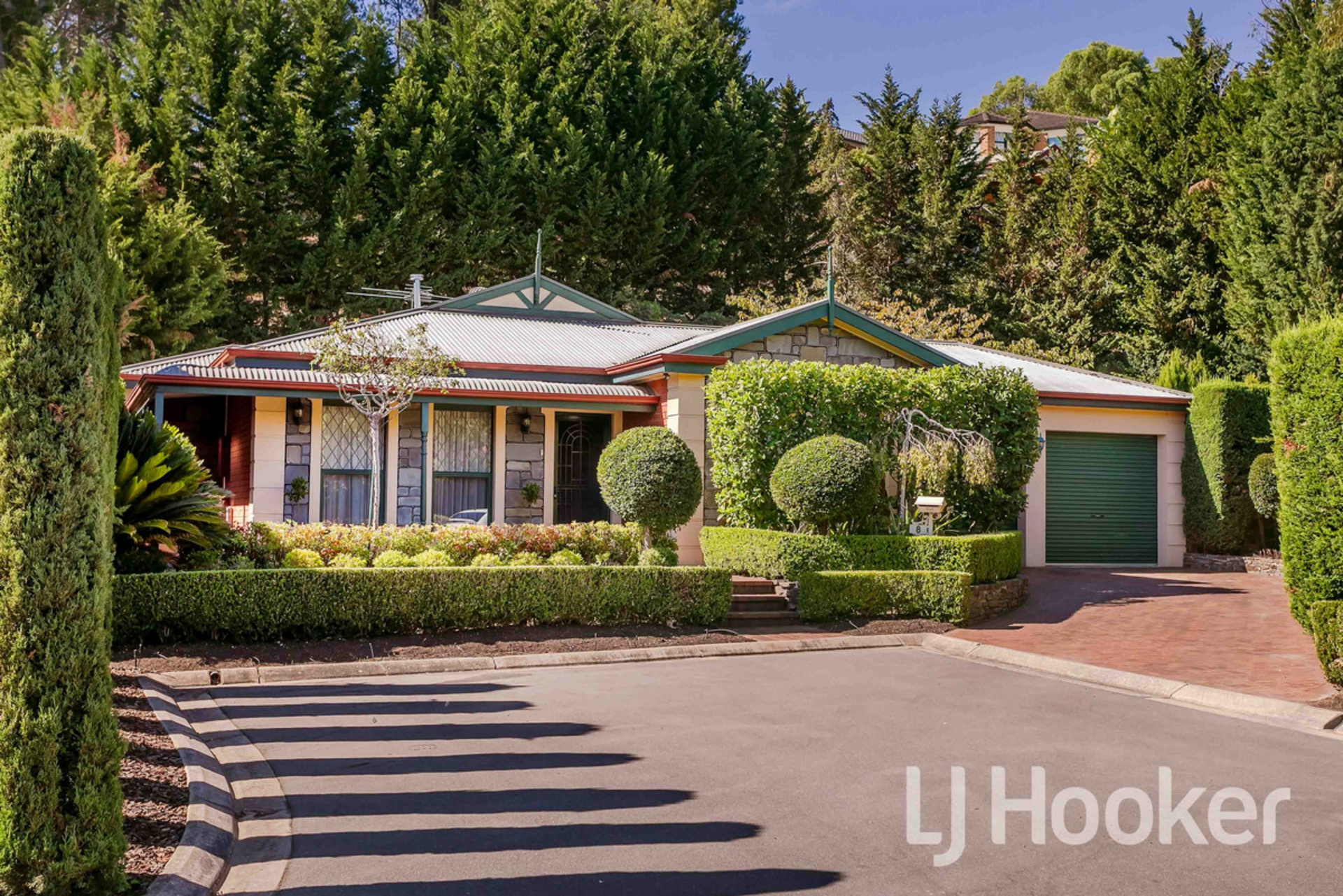 8 Woodland Court, HIGHBURY