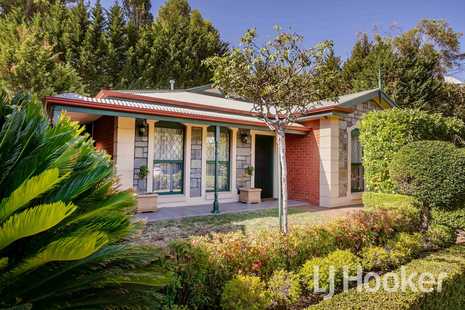 8 Woodland Court, HIGHBURY