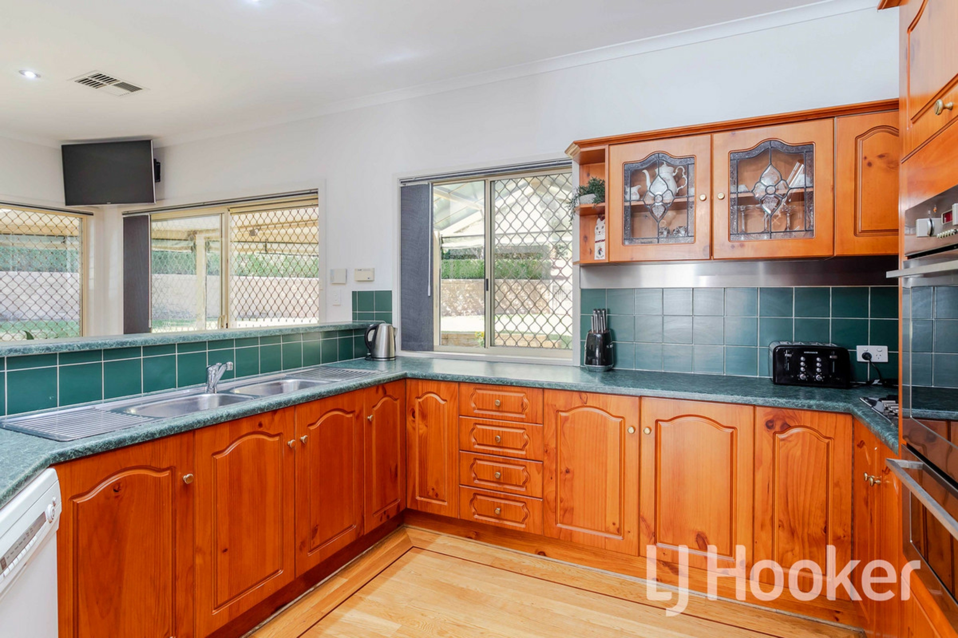 8 Woodland Court, HIGHBURY