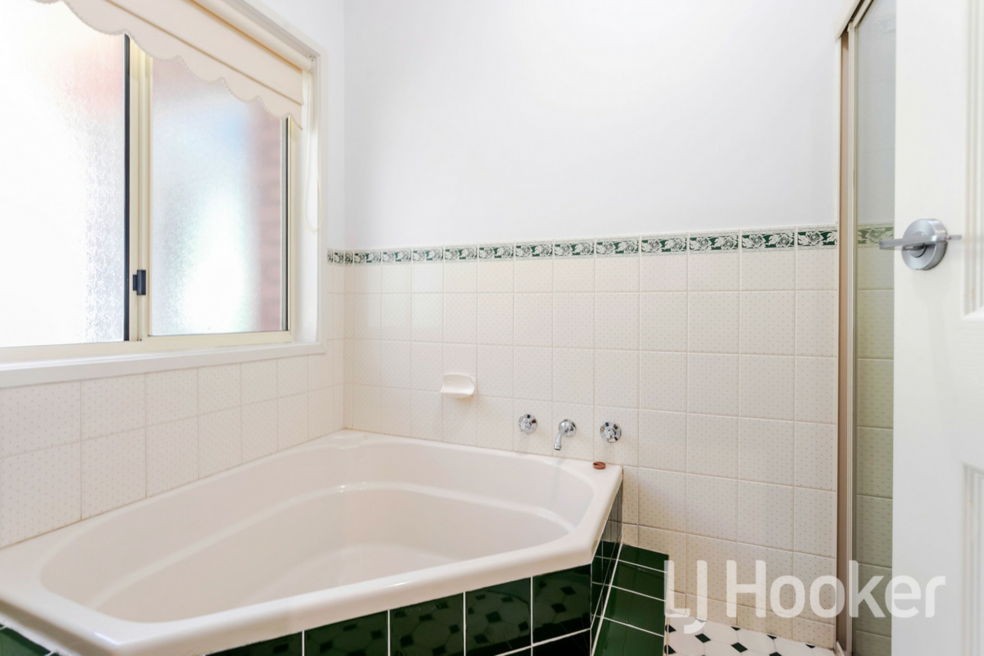 8 Woodland Court, HIGHBURY