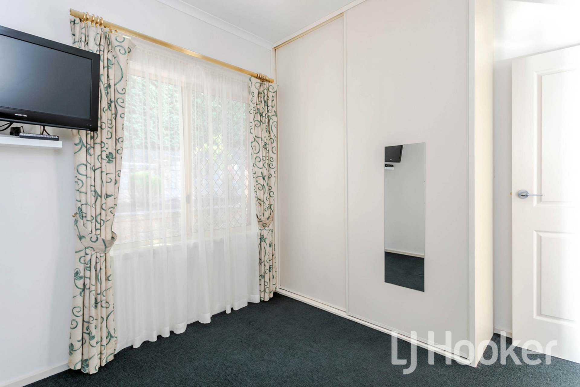 8 Woodland Court, HIGHBURY