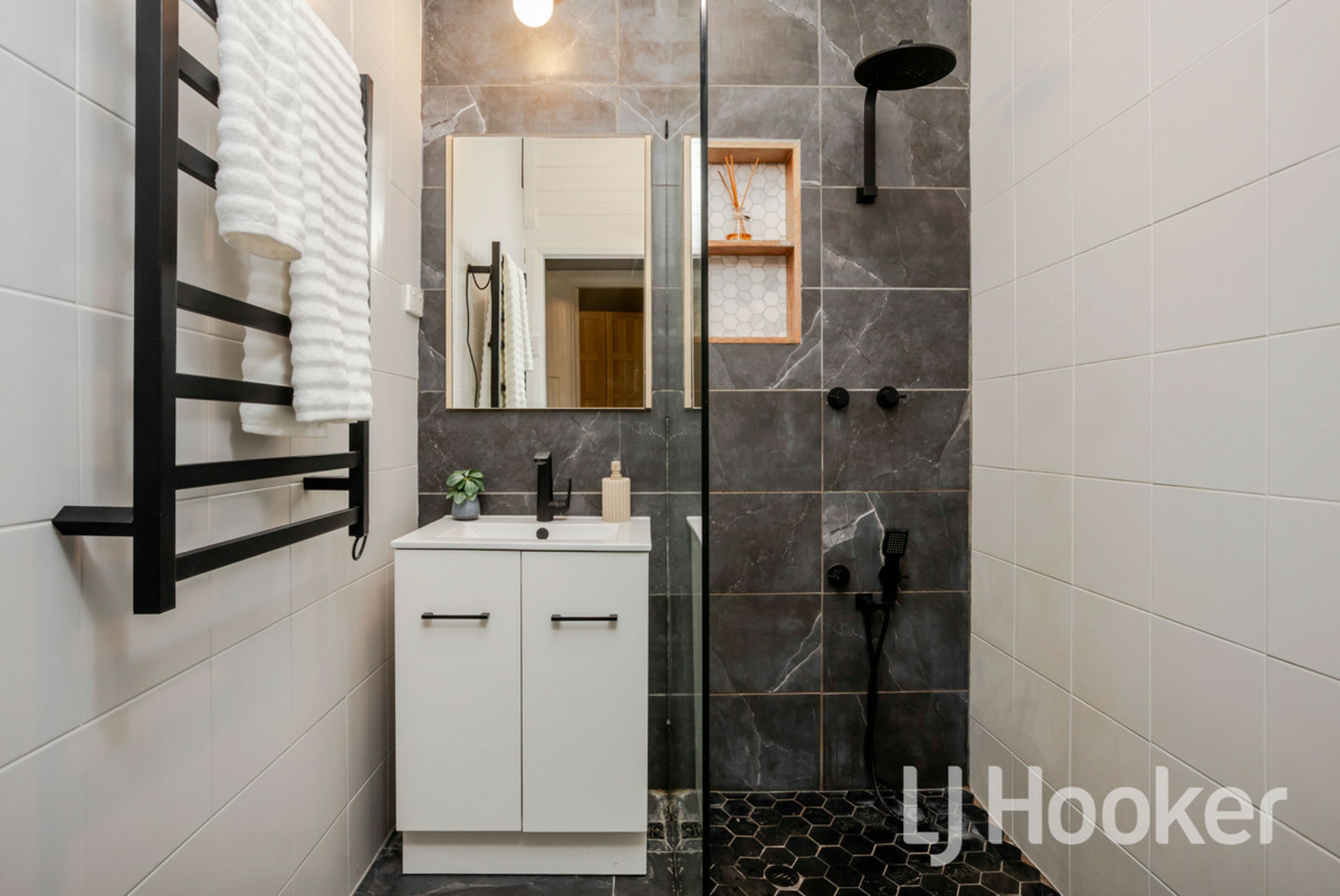 39 Railway Terrace — photo 15 of 16