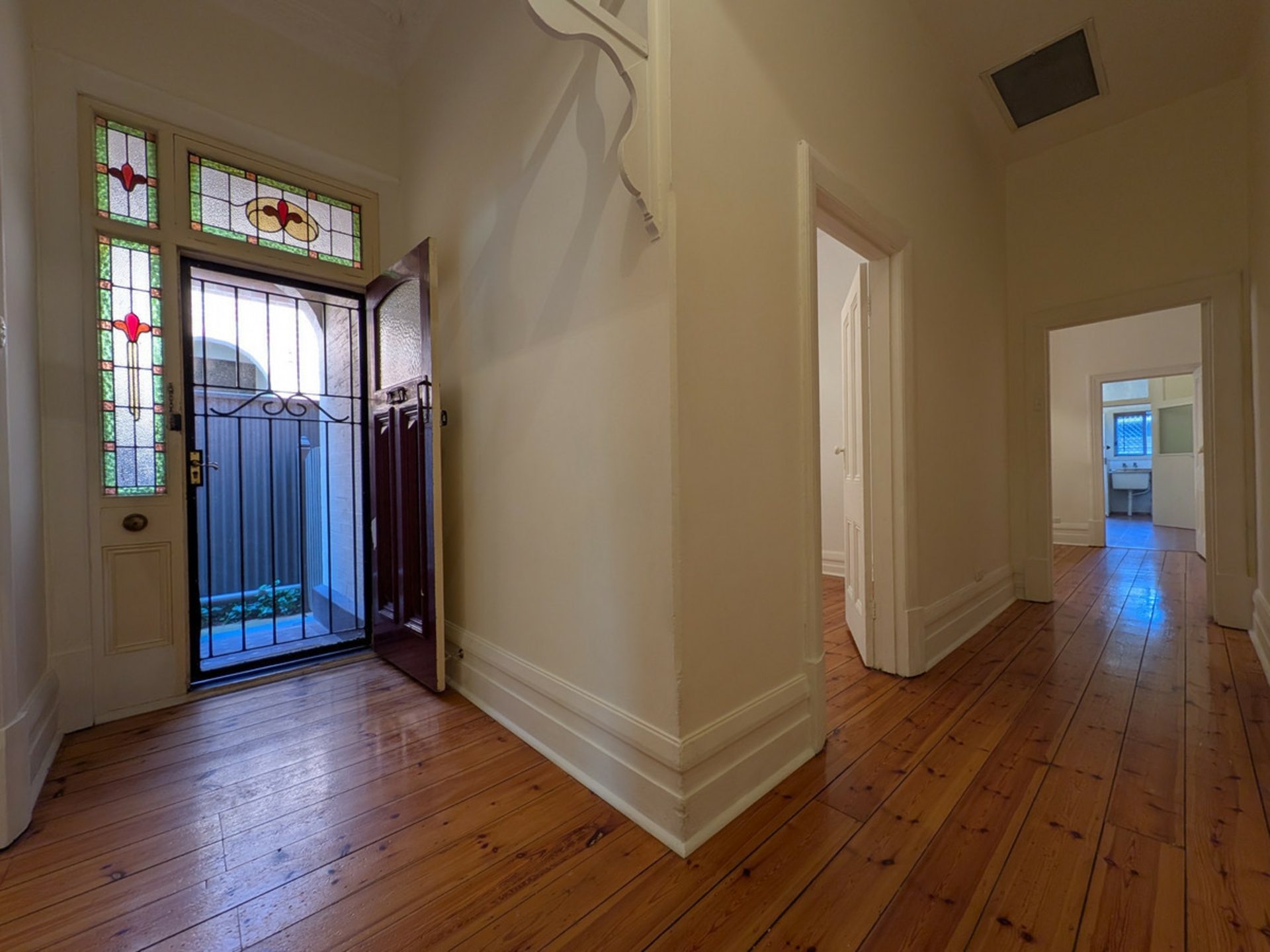 26A Victoria Street — photo 4 of 16