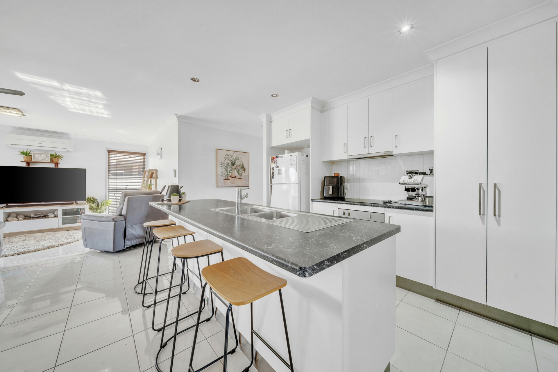 19 Lauren Drive — photo 7 of 18