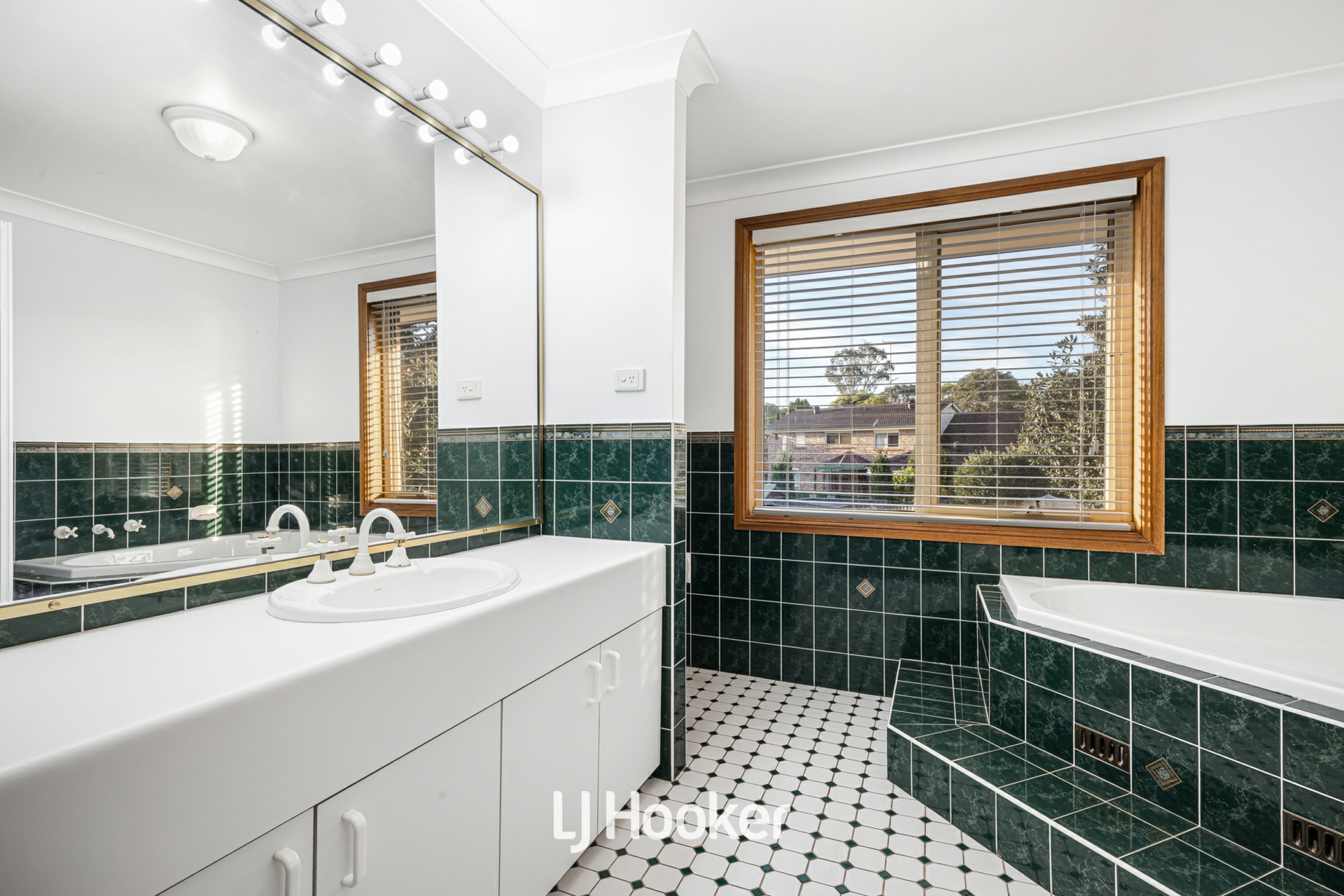 6 Charlotte Grove, BELLA VISTA