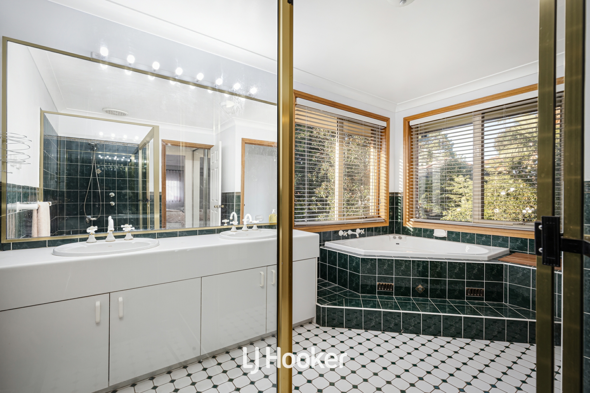 6 Charlotte Grove, BELLA VISTA