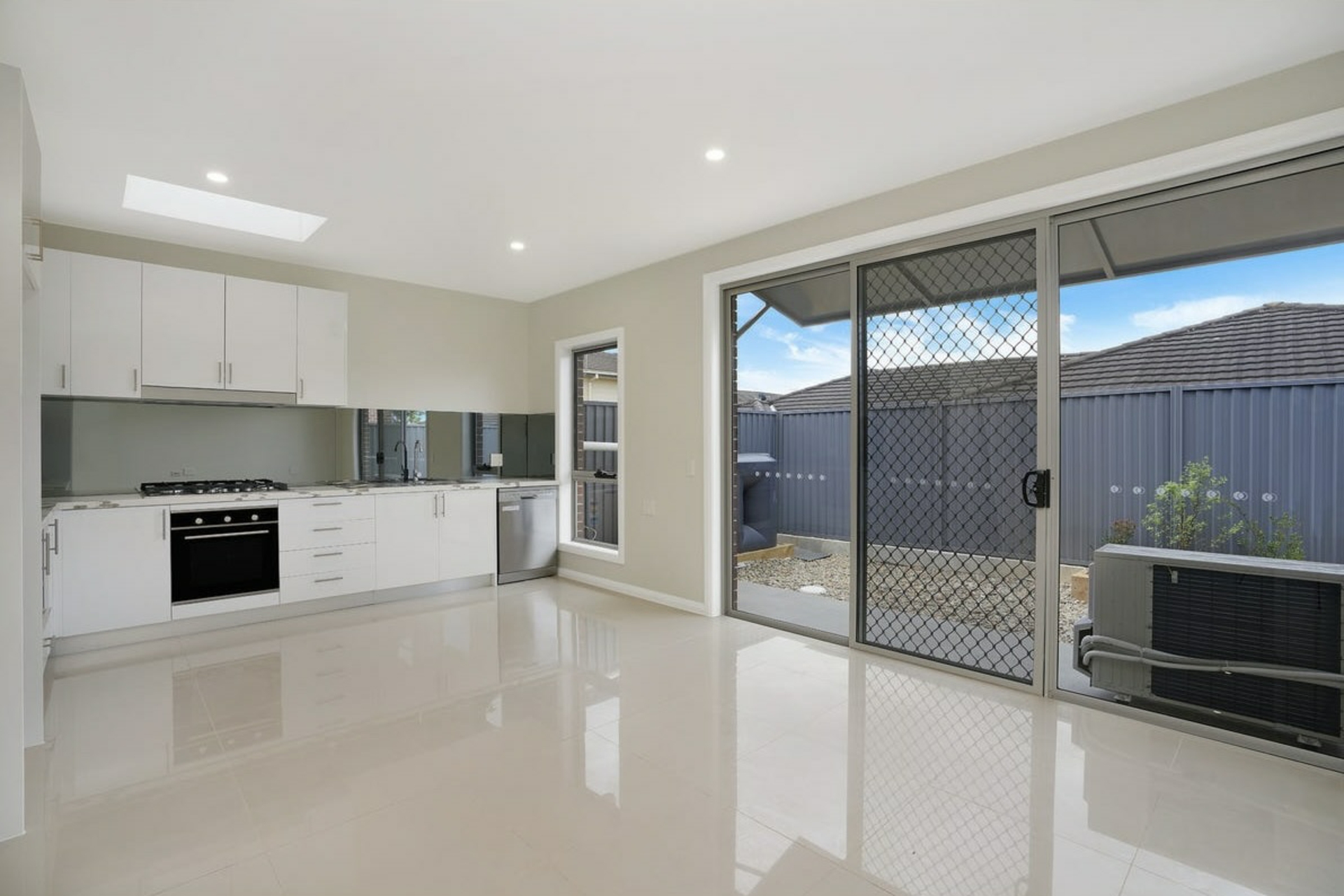 10/27-29 Tungarra Road, GIRRAWEEN