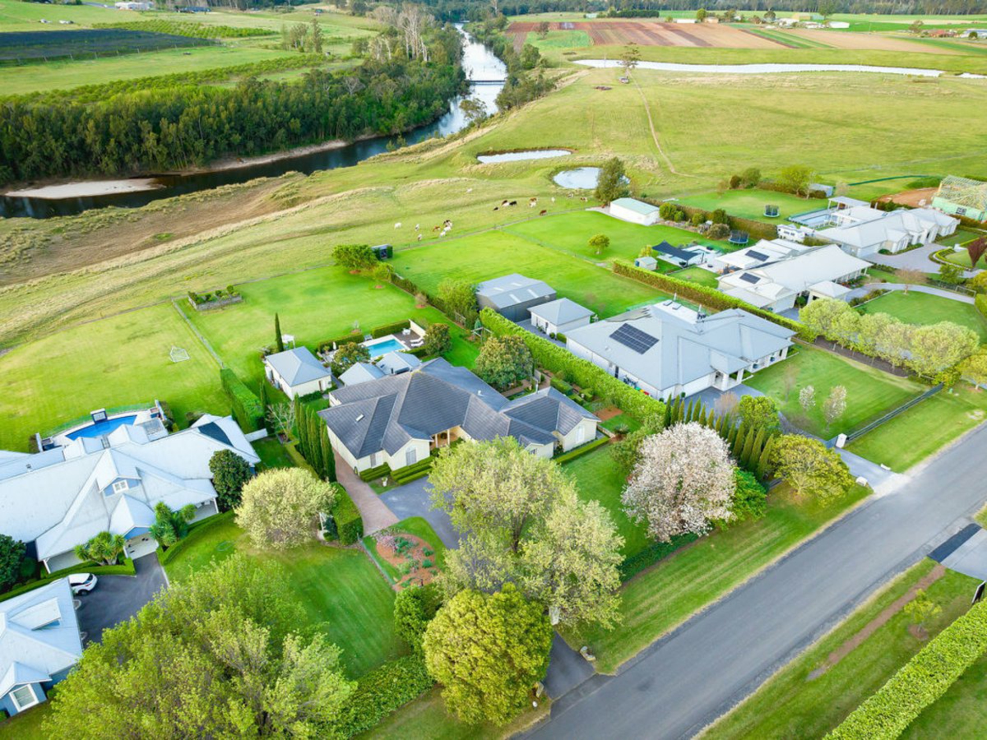 77 Sunnyside Drive, ELLIS LANE