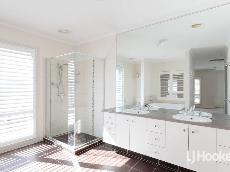 11 Cowan Parkway, POINT COOK