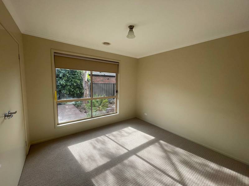 17 Whitlam Green, POINT COOK