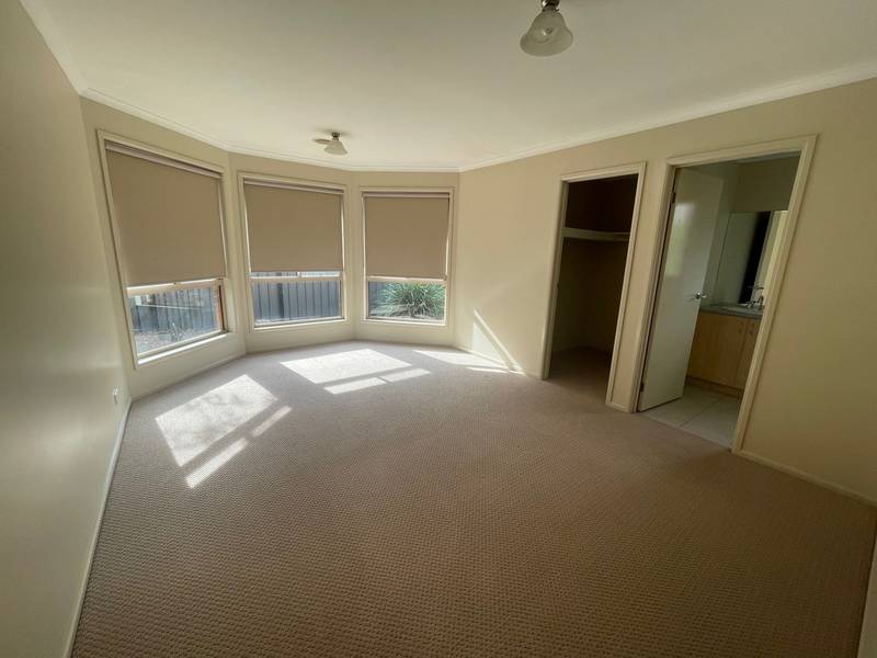 17 Whitlam Green, POINT COOK