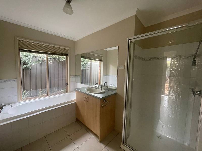 17 Whitlam Green, POINT COOK