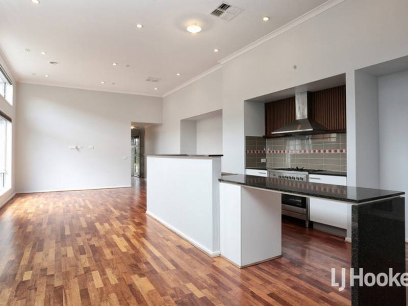 8 Rona Road, POINT COOK