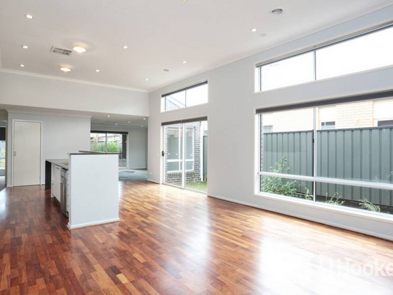 8 Rona Road, POINT COOK