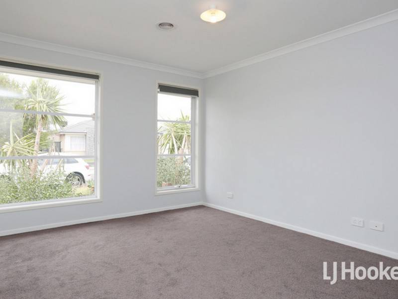 8 Rona Road, POINT COOK