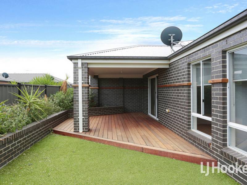 8 Rona Road, POINT COOK