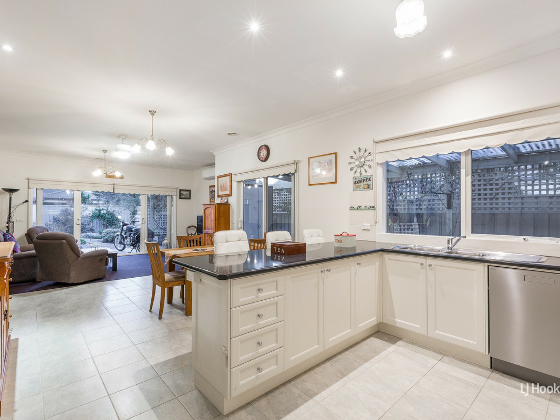 34 Sumner Crescent, POINT COOK