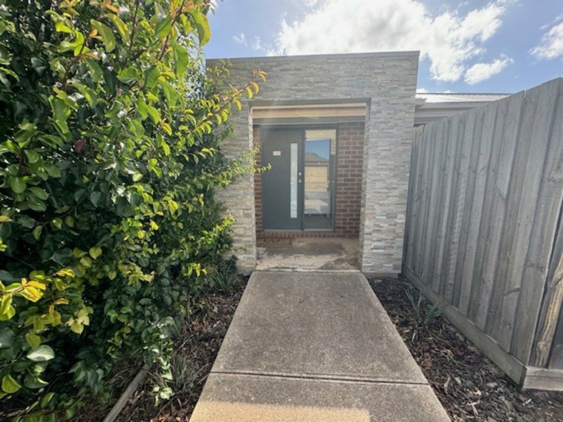 2/181 Riversdale Drive, TARNEIT