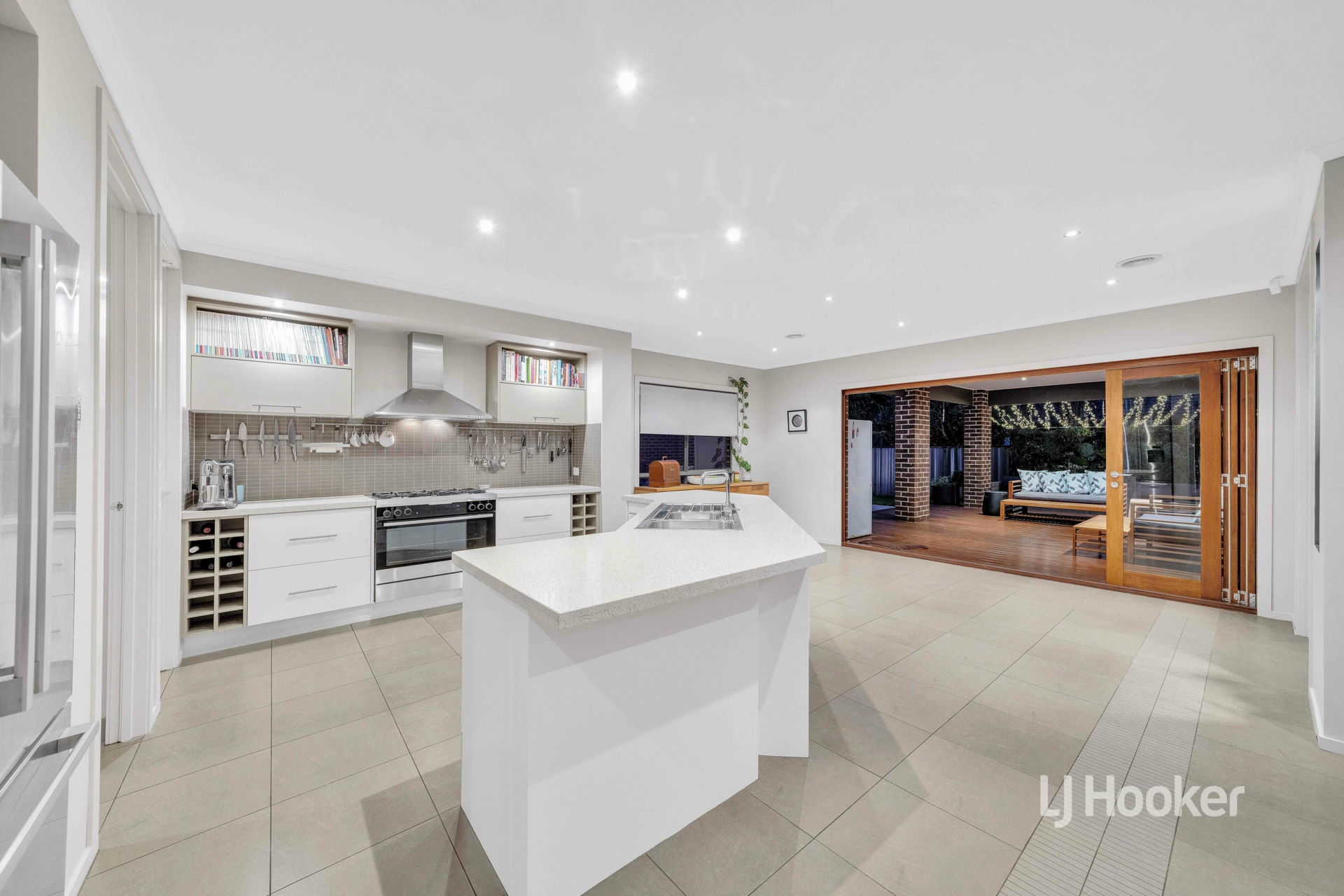 27 Peppertree Drive, POINT COOK