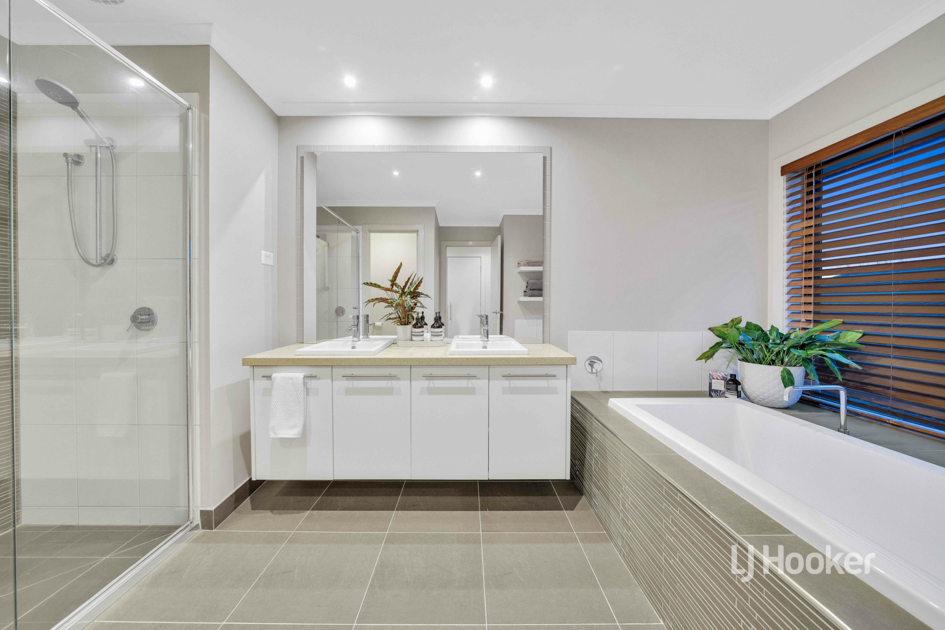 27 Peppertree Drive, POINT COOK