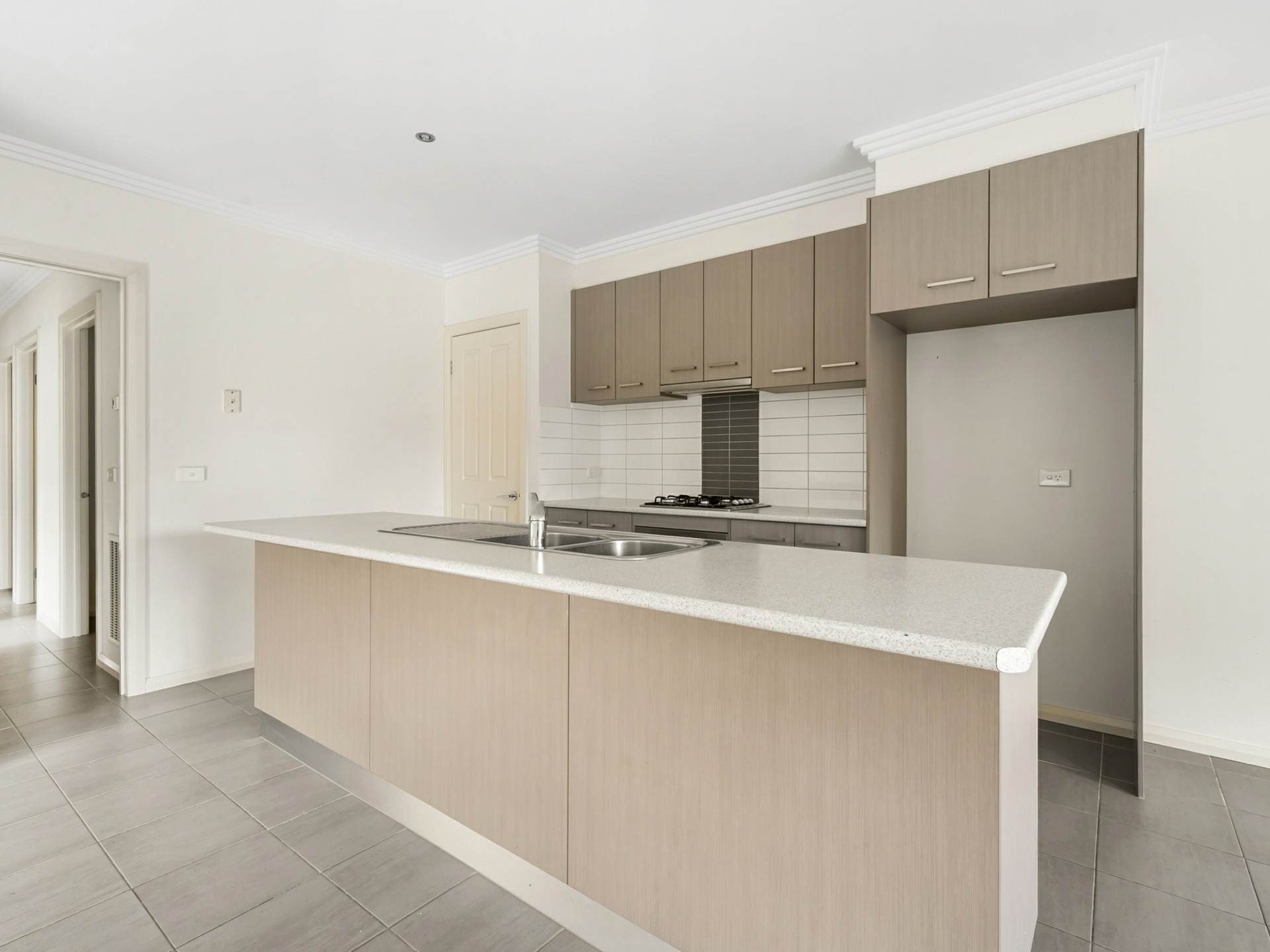 2/76 Westmeadows Lane — photo 4 of 12