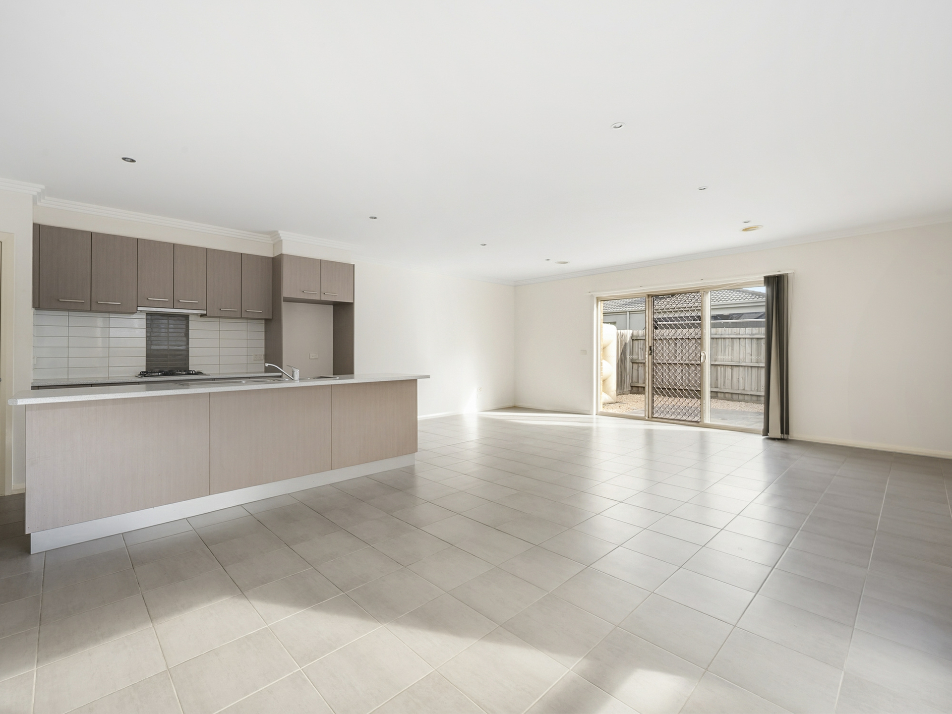 2/76 Westmeadows Lane — photo 6 of 12