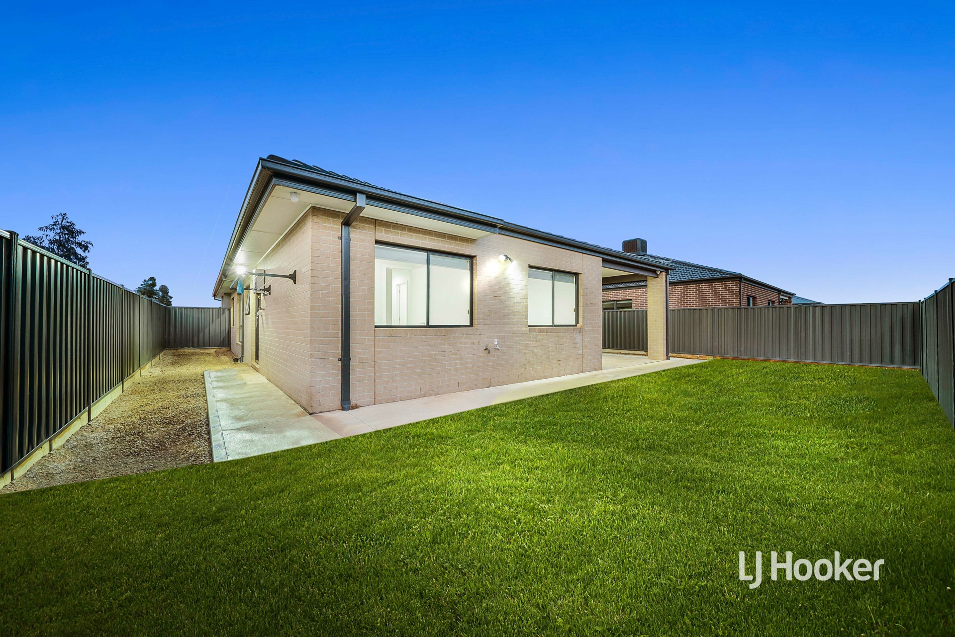 2 Irvine Avenue — photo 11 of 12