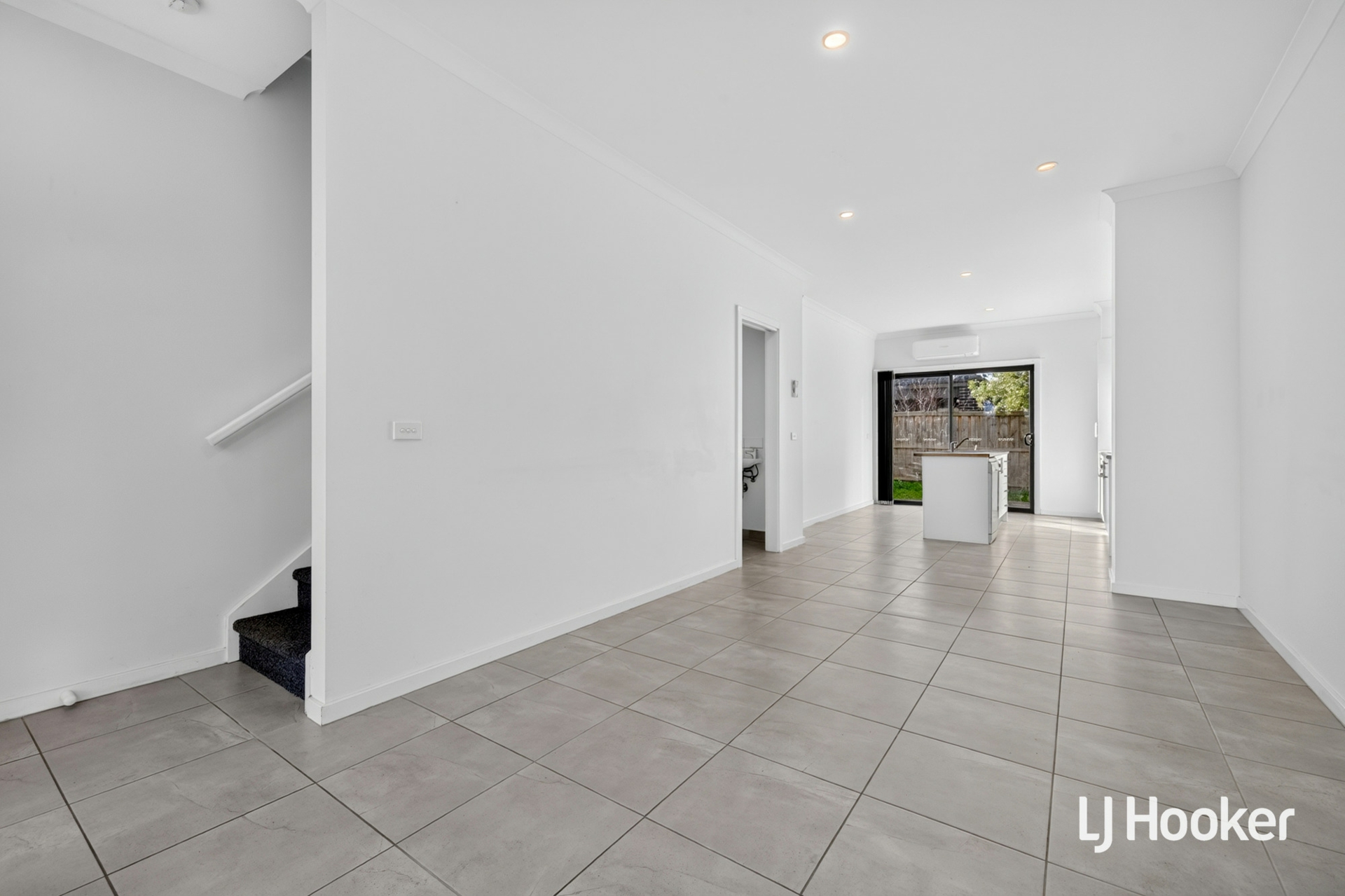 2/16 Chevron Street — photo 3 of 12