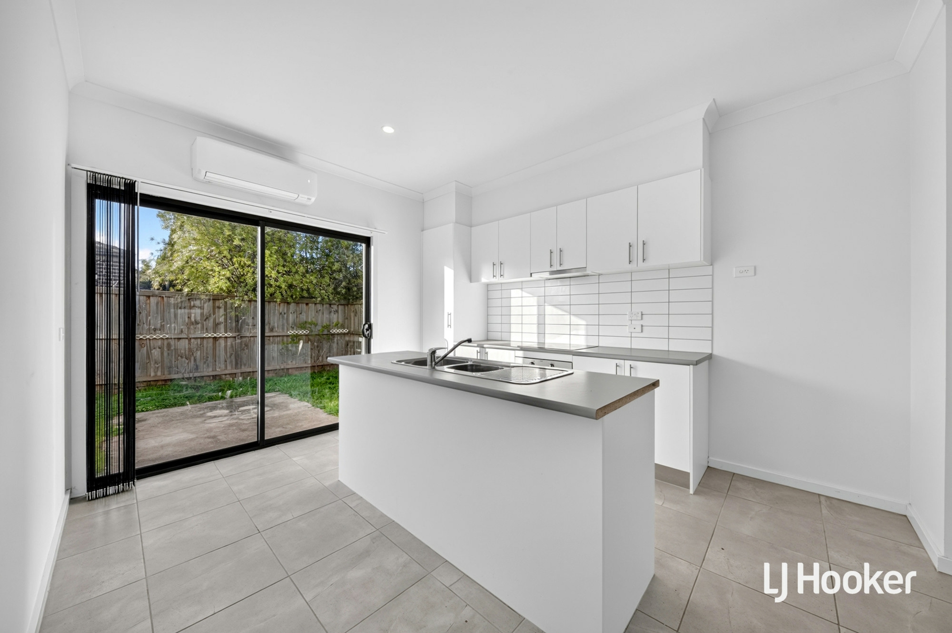 2/16 Chevron Street — photo 4 of 12