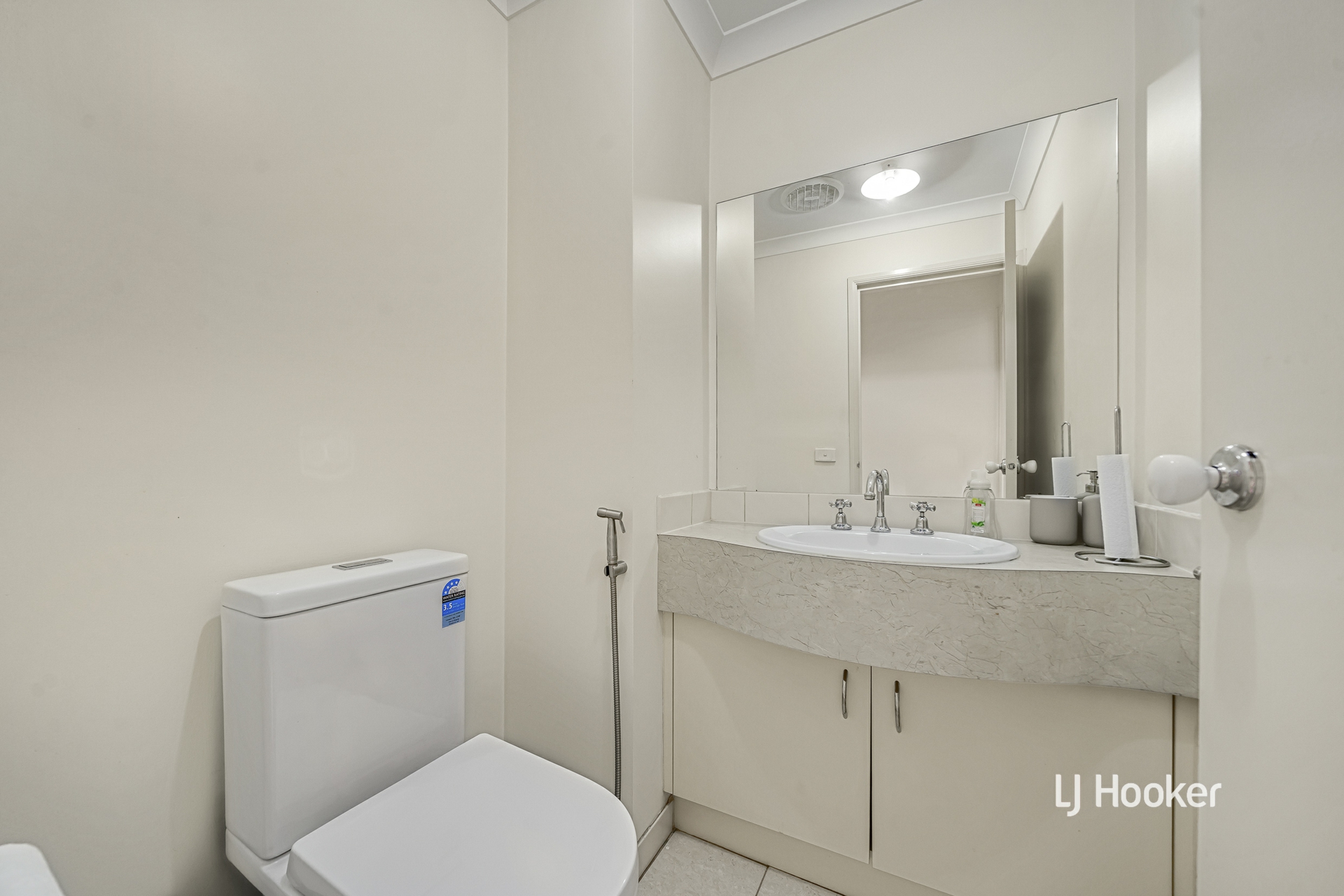 11 Finsbury Close — photo 13 of 22